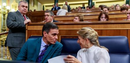 Pedro Sánchez, con la vicepresidenta Yolanda Díaz en el Congreso; en segundo plano, los socialistas Santos Cerdán y Patxi López