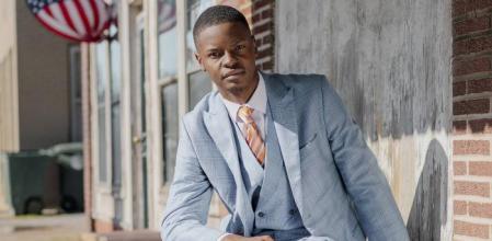 Smith posa para una de las fotos oficiales como alcalde con uno de los trajes que utiliza desde los 15 años