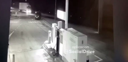 La cámara de seguridad de una gasolinera captó el momento en el que un coche se desfrena y acaba provocando una accidente