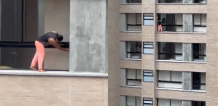 En el vídeo se puede apreciar la altura desde la que limpia