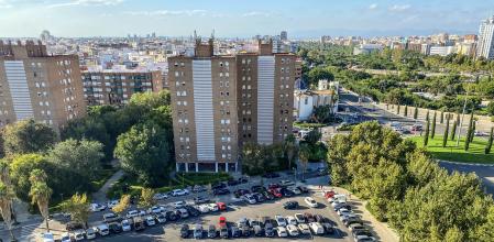 Un aparcamiento de coches abarrotado