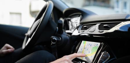 Los conductores cada vez son más dependientes de las pantalla táctiles que equipan los coches&nbsp;