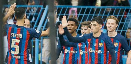 RIAD (ARABIA SAUDÍ), 15/01/2023.- Los jugadores del FC Barcelona celebran el primer gol del encuentro, durante la final de la Supercopa de España 2023 que Real Madrid y FC Barcelona juegan este domingo en el estadio internacional Rey Fahd de Riad, Arabia Saudí. EFE/ Juan Carlos Cárdenas