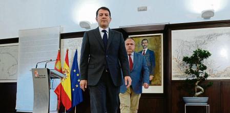 VALLADOLID, 16/01/2023.- El presidente de la Junta de Castilla y León, Alfonso Fernández Mañueco (i), junto al consejero de Sanidad, Alejandro Vázquez (d), realiza una declaración institucional el día en el que el sistema de salud de Castilla y León estrena su nuevo protocolo de atención a mujeres embarazadas, que incluye medidas como la derivación a los equipos de salud mental de aquellas que lo pidan, una cuarta ecografía en el primer trimestre del embarazo para escuchar el latido del bebe y una ecografía 4D. Mañueco ha corregido este lunes a su vicepresidente, Juan García-Gallardo (Vox), y ha insistido en que las medidas sanitarias para prevenir abortos en esta comunidad no serán obligatorias para los médicos. EFE/Nacho Gallego