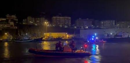 Una imagen de la embarcación de la Cruz Roja que ha encontrado al hombre, en el puerto de Bermeo.