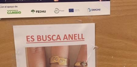 El surrealista cartel en la Universitat de Lleida con recompensa para encontrar un anillo: “Hecho con muelas”