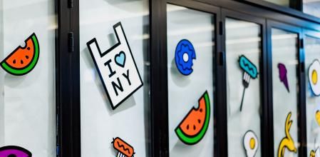 Tanto si son de etiquetas que queremos retirar como de pegatinas decorativas de las que nos hemos cansado, suelen ser muy resistentes.