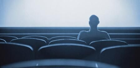 El debate viral sobre “normalizar hacer cosas solo” que reflexiona en torno a la necesidad de validación