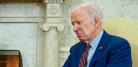 President Joe Biden looks to Dutch Prime Minister Mark Rutte as they meet in the Oval Office of the White House in Washington, Tuesday, Jan. 17, 2023. (AP Photo/Carolyn Kaster)