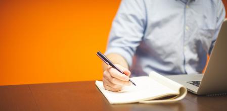 La firma electrónica permite firmar documentos de forma digital como el equivalente a la firma manuscrita.