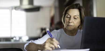 Una buena idea es buscar un espacio en tu casa y reconvertirlo en un estudio que incite a la tranquilidad y la concentración
