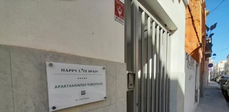 Edificio de apartamentos turísticos en la calle Trafalgar de Alicante.