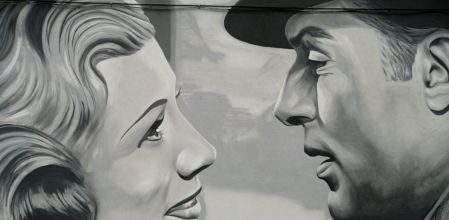 Mural cinematográfico en una de las fachadas del Cinema Flotats de Tornabous.