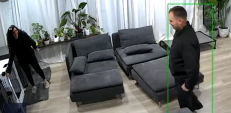 La pareja frente a diferentes jaulas que tienen en casa