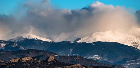 Castillo de Orís y el Puigmal en el torb.