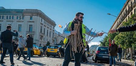 Manifestación de Taxistas . Taxistas realizan durante la mañana del día 17 de enero del 2023 una marcha lenta desde Plaza de España hasta las puertas del Parlamento de Cataluña en el parque de la Ciudadela de Barcelona