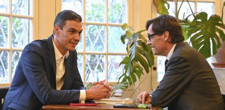 Pedro Sánchez y el líder del PSC, Salvador Illa, en una librería de Barcelona tras la cumbre hispano-francesa del jueves