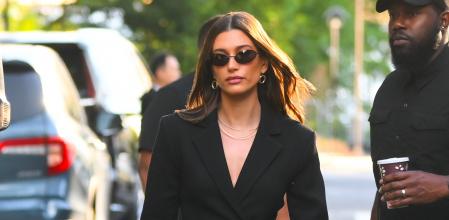 Hailey Bieber con su melena castaña que ha llevadi en los últimos meses