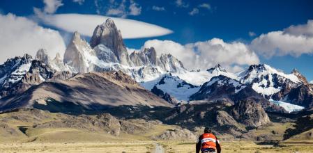 Conoce la brutal historia de este jovencísimo ciclista que fue desde Alaska hasta Argentina pedaleando.