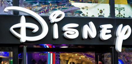 Logo de Disney en una tienda de París, en los Campos Eliseos