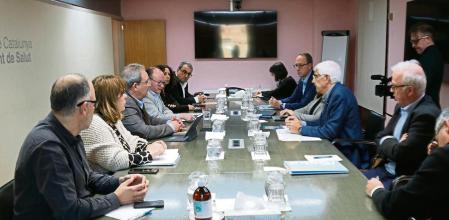 El conseller de Salut, Manel Balcells i d'altres representants del departament reunits amb Metges de Catalunya.