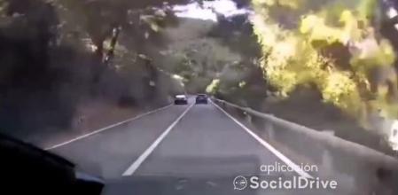 El conductor del deportivo que se estrelló contra una pared natural realizó instantes antes este adelantamiento en línea continua 