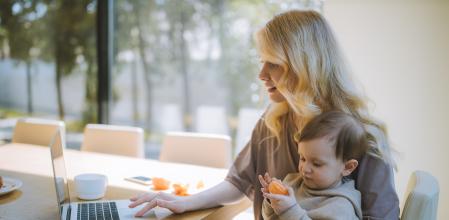 Trabajar en casa permite flexibilidad horaria, aunque no siempre es fácil.