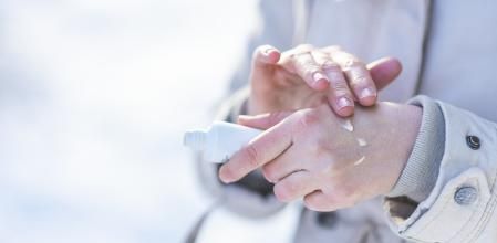 Hidratar las manos es esencial para mantenerlas suaves y saludables en invierno.