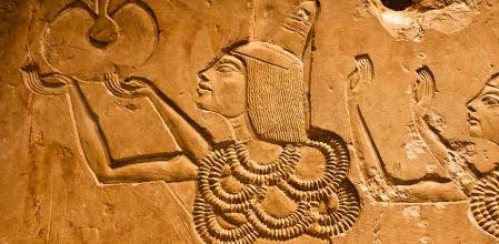 Detalle de un relieve que muestra a Ay recibiendo el collar 