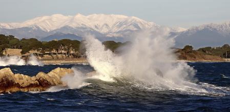 Gran ola en L'Escala con el Canigó nevado de fondo.