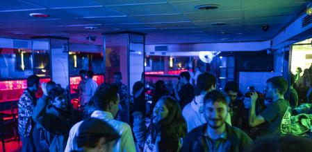 Un grupo de chicas evitan que desvalijen a un joven en la salida de una conocida discoteca: “”Somos el equipo A”