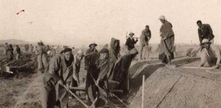 Construcción del ferrocarril transahariano, donde miles de exiliados republicanos como Vicente Mataix fueron obligados a trabajar.