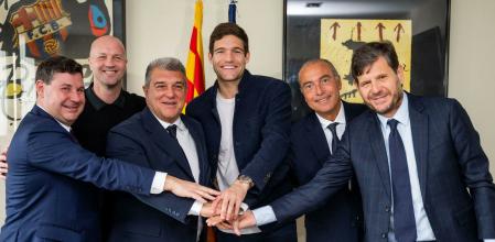 Marcos Alonso y la plana mayor del Barça tras su renovación