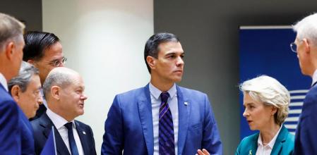 European Commission President Ursula von der Leyen, Germany's Chancellor Olaf Scholz, Spain's Prime Minister Pedro Sanchez, Italy's Prime Minister Mario Draghi, Netherland's Prime Minister Mark Rutte and Latvia's Prime Minister Krisjanis Karins attend a European Union leaders' summit in Brussels, Belgium October 21, 2022. REUTERS/Piroschka van de Wouw
