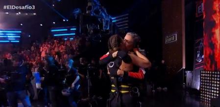 Beso entre Boris Izaguirre y Mariló Montero en 'El Desafío'