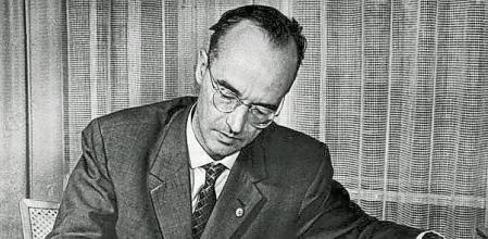 (Eingeschränkte Rechte für bestimmte redaktionelle Kunden in Deutschland. Limited rights for specific editorial clients in Germany.) KLAUS FUCHS (1911-1988). German-born physicist who worked on developing the atomic bomb in England and the United States, and was convicted for passing information to the Soviet Union as a spy. Photographed in his office as Deputy Director at the Institute for Nuclear Research in Rossendorf, Dresden, Germany, 1959. (Photo by ullstein bild/ullstein bild via Getty Images) El físico Klaus Fuchs poco después de su liberación de la cárcel británica por espiar para los soviéticos, en 1959, ya emigrado a Alemania Oriental