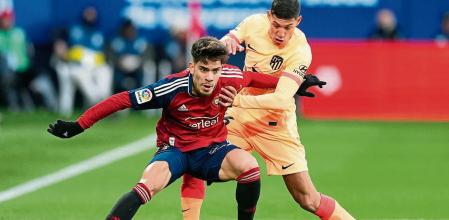 PAMPLONA, SPAIN - JANUARY 29: Abde Ezzalzouli of CA Osasuna is challenged by Nahuel Molina of Atletico Madrid during the LaLiga Santander match between CA Osasuna and Atletico de Madrid at El Sadar Stadium on January 29, 2023 in Pamplona, Spain. (Photo by Juan Manuel Serrano Arce/Getty Images)