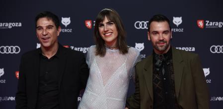 El productor Javier Pérez Santana (i) y el director Adrián Silvestre (d) posan en la alfombra roja previa a la gala de la X edición de los Premios Feroz