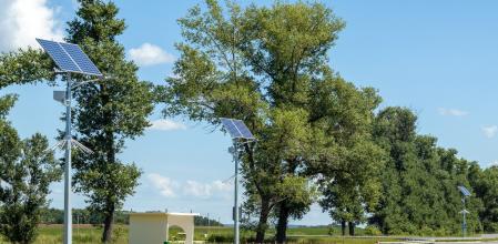 Farolas fotovoltaicas en una carretera