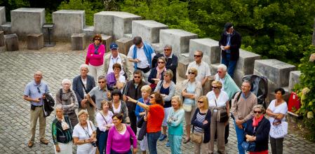 Los usuarios del Programa de Turismo del Imserso pueden ir acompañados de su cónyuge o pareja de hecho, aunque estos no sean pensionistas ni cumplan los requisitos de edad.