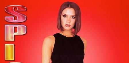 Victoria Beckham con el minivestido negro que llevó en el videoclip de 'Wannabe'