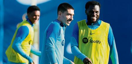 GRAFCAT4526 Sant Joan Despí (BARCELONA) 23/12/2022.- Los jugadores del FC Barcelona, Héctor Bellerín (c) y Frank Kessie (d), durante entrenamiento realizado esta mañana en la Ciudad Deportiva del club para preparar el regreso a la Liga de fútbol, tras el parón invernal con motivo del pasado Campeonato Mundial de Qatar. EFE/Enric Fontcuberta