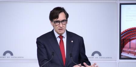 El líder del PSC, Salvador Illa, durante la rueda de prensa en el Parlament para anunciar el acuerdo de presupuestos con el Govern.