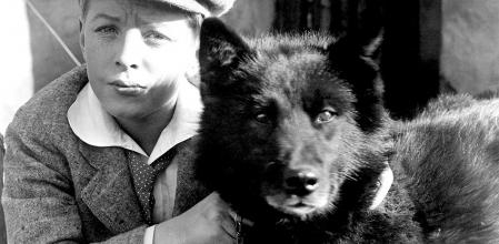 El perro Balto con el actor infantil Ben Alesander en una visita a Hollywood, 1925