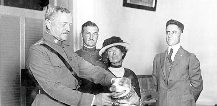 El general John Pershing impone una medalla al perro Stubby, 1921