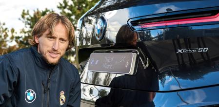Luka Modric posa junto al BMW iX xDrive50 que la firma alemana le ha entregado esta temporada&nbsp;
