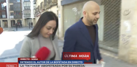 La 'tiktoker' abofeteada por su marido en directo, sale del juzgado de la mano de él: 