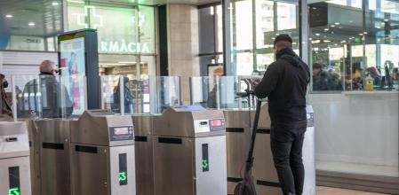 Prohibicion de patinetes electricos en el transporte público , en la foto, un patinete electrico en Sants Estació, Barcelona, 1 de Febrero de 2023. Joan Mateu Parra / Shooting