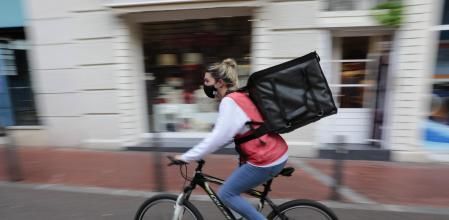 Una repartidora es penalizada por negarse a hacer un pedido en la casa de un nudista