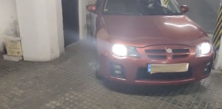 El misterioso vecino viral por sus aparcamientos imposibles sale a la luz para demostrar su técnica<br>